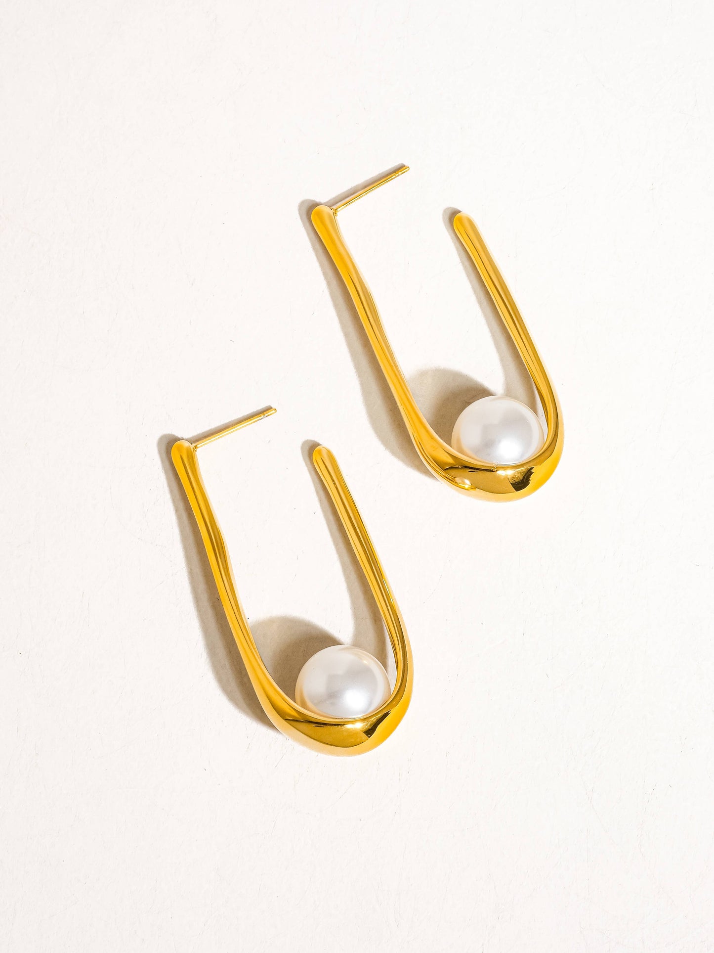 Lohan 18K Non-Tarnish Pearl U Hoop