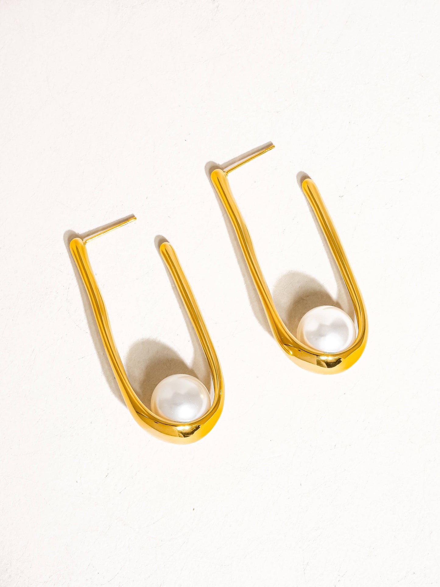 Lohan 18K Non-Tarnish Pearl U Hoop
